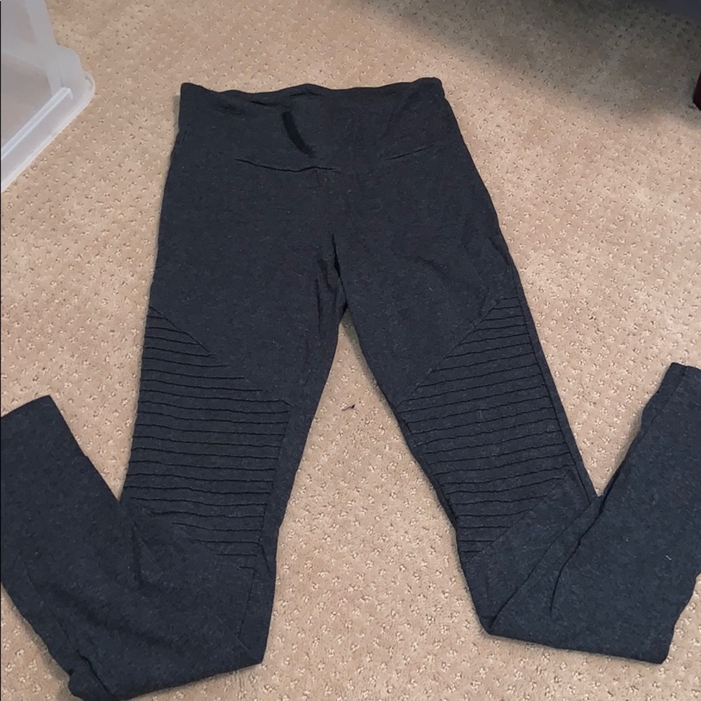 Grey leggings with knee detailing